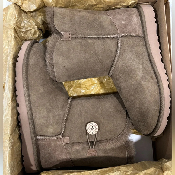 UGG Bailey Button NEW - Women’s Size 5